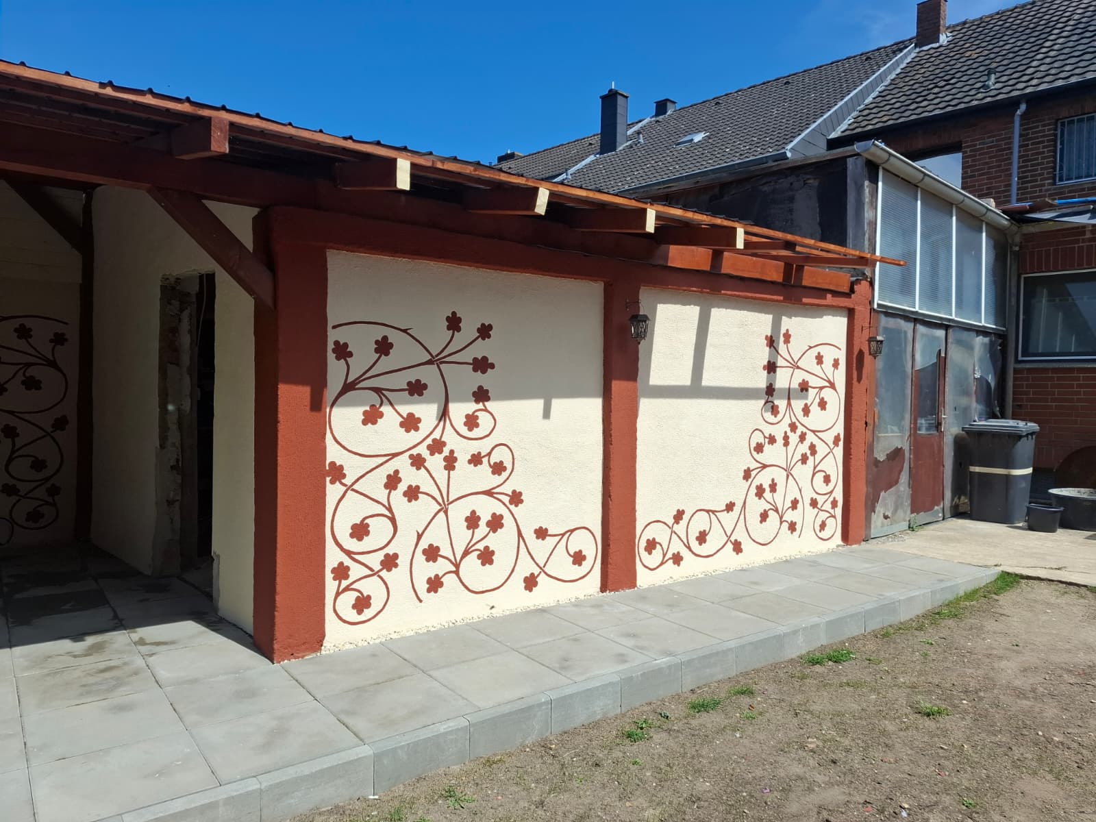 Fassade nachher – verputzt mit Überdachung
