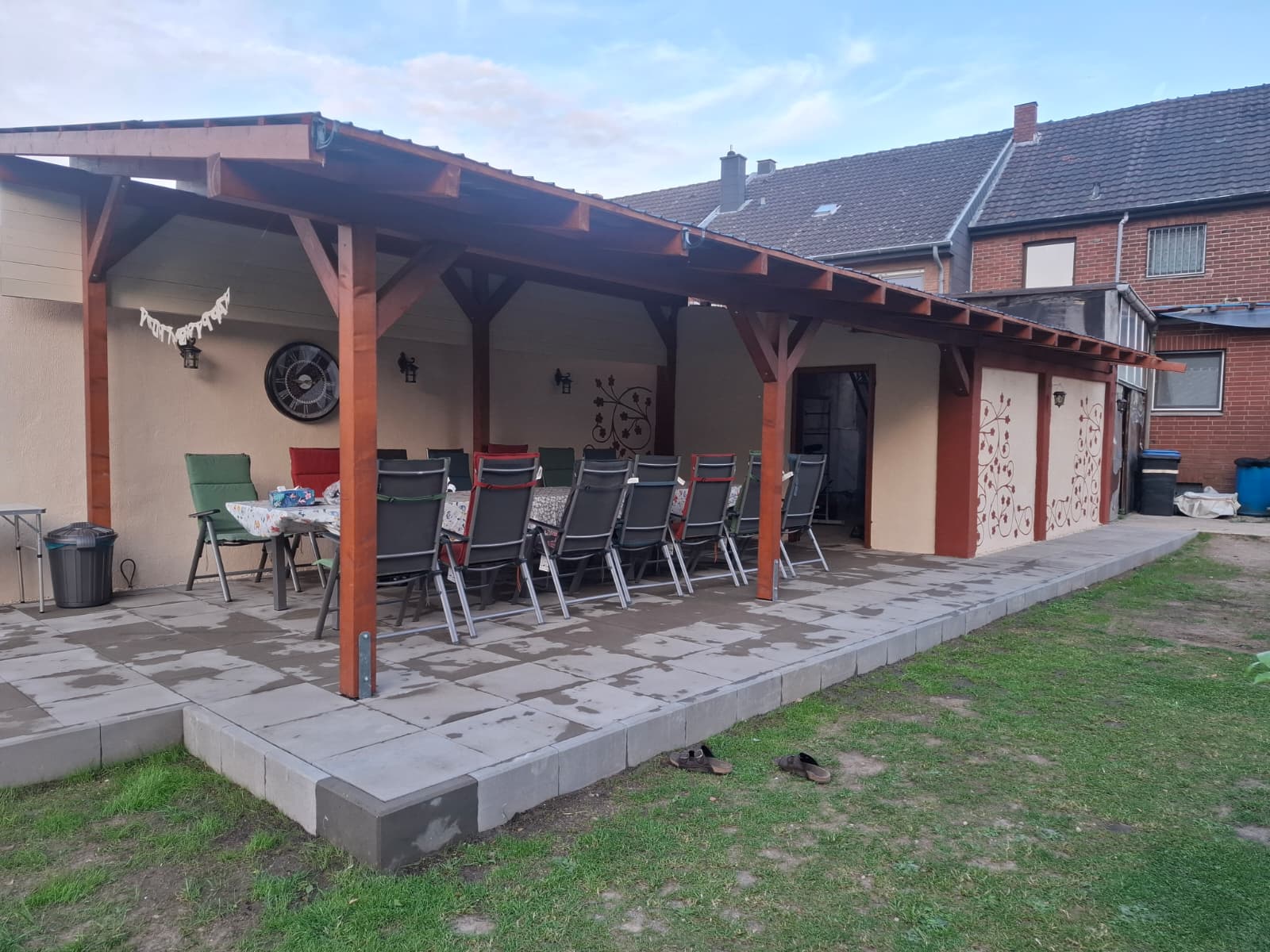 Terrasse nachher – mit Überdachung und Sitzbereich