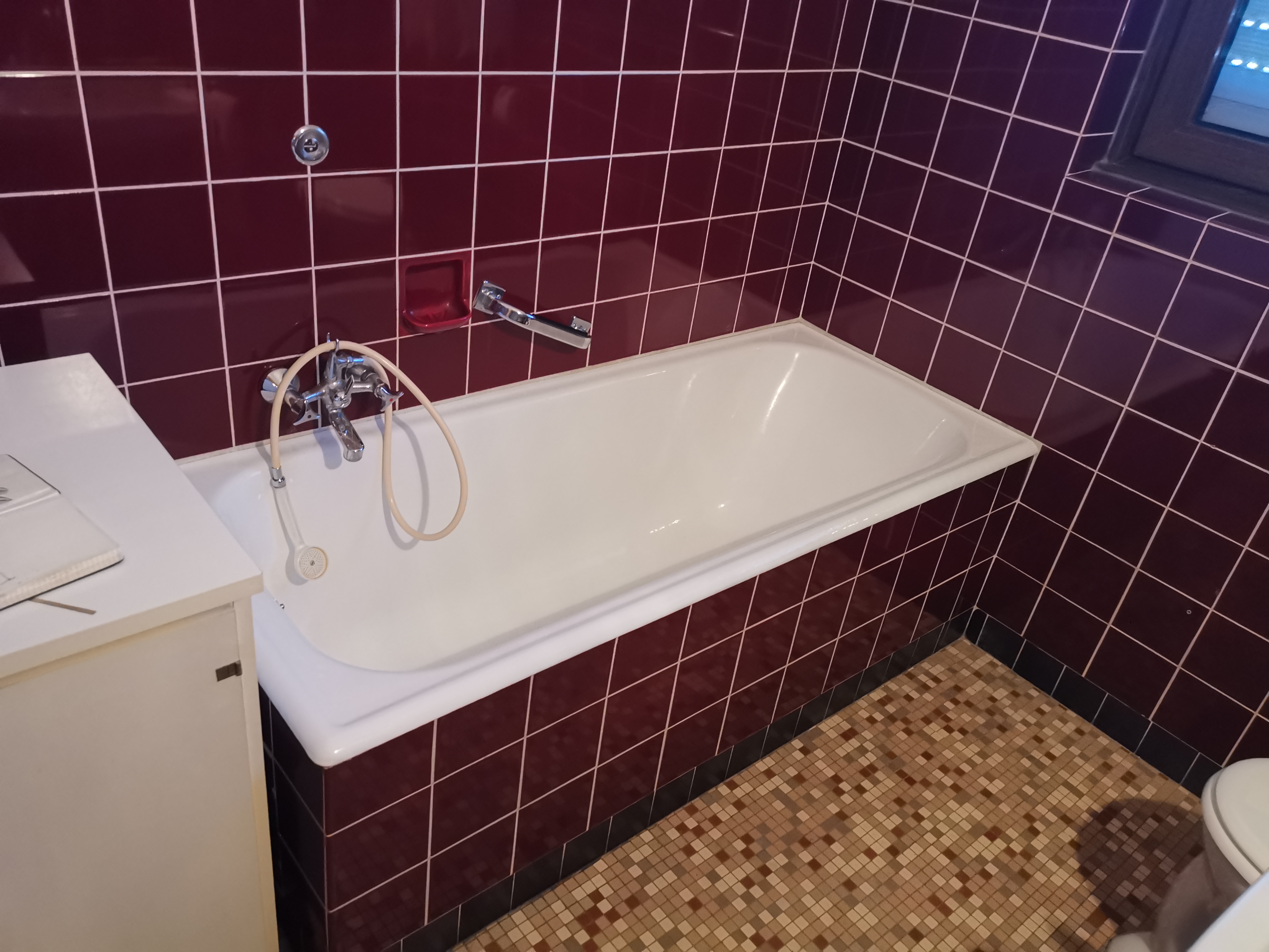 Badezimmer vorher – veraltete Fliesen und alte Wanne