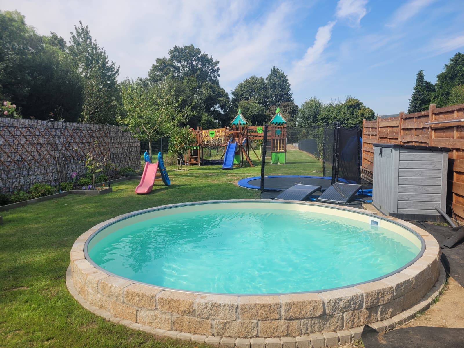 Garten nachher – Pool, Rasen, Spielplatz